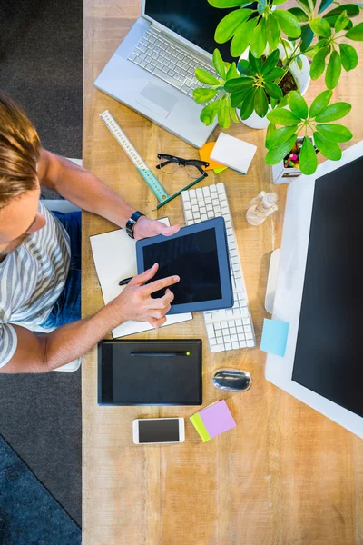 Homem de negócios casual trabalhando em tablet — Fotografia de Stock