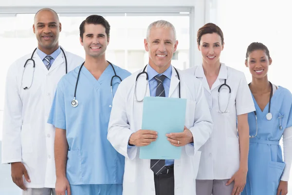 Equipo de médicos sonrientes mirando a la cámara — Foto de Stock