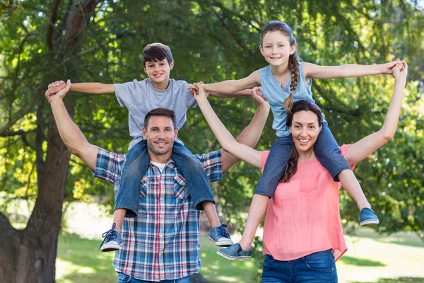 Parkta birlikte aile — Stok fotoğraf