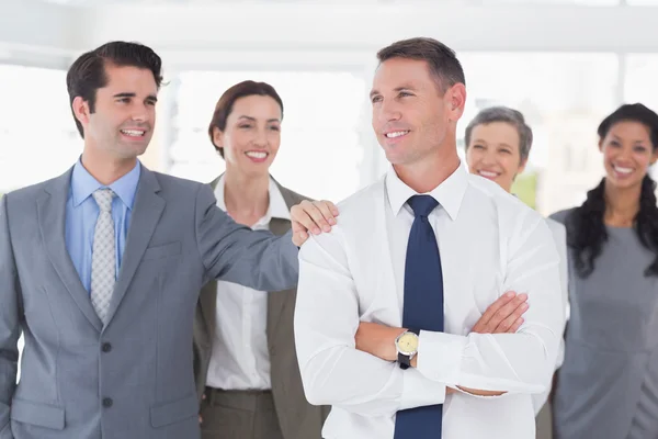 Mensen uit het bedrijfsleven feliciteren met hun collega — Stockfoto