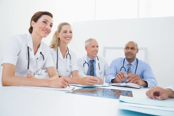 Team med läkare att ha ett möte — Stockfoto