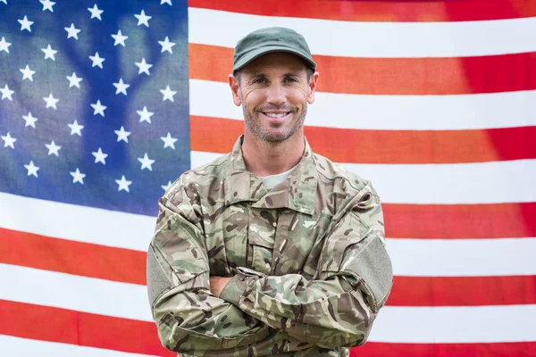 Американский солдат держит знак вербовки — стоковое фото