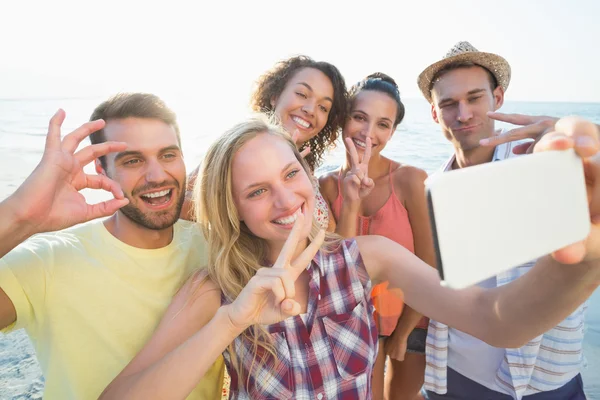 Grupp vänner som tar selfies — Stockfoto