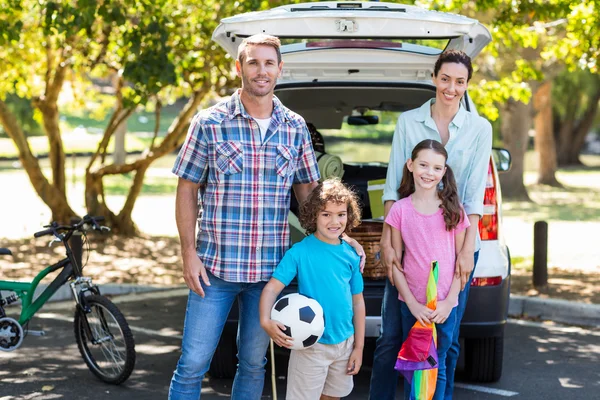 Famille heureuse se préparer pour le voyage sur la route — Photo