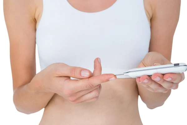 Mujer haciendo prueba con monitor de glucosa en sangre —  Fotos de Stock