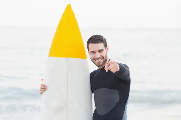 Mannen i våtdräkt med surfbräda på stranden — Stockfoto
