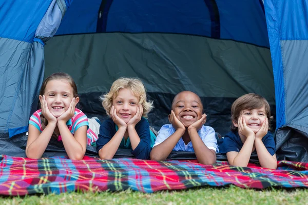 Irmãos felizes em uma viagem de acampamento — Fotografia de Stock