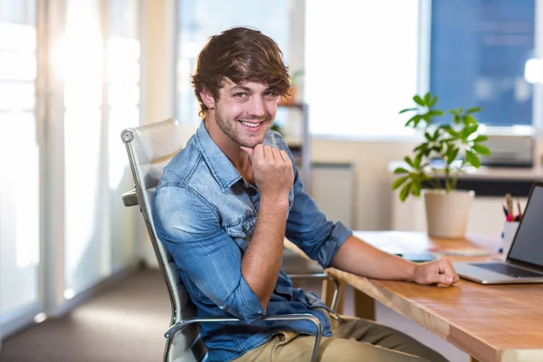 Ler casual affärsman sitter vid skrivbord — Stockfoto