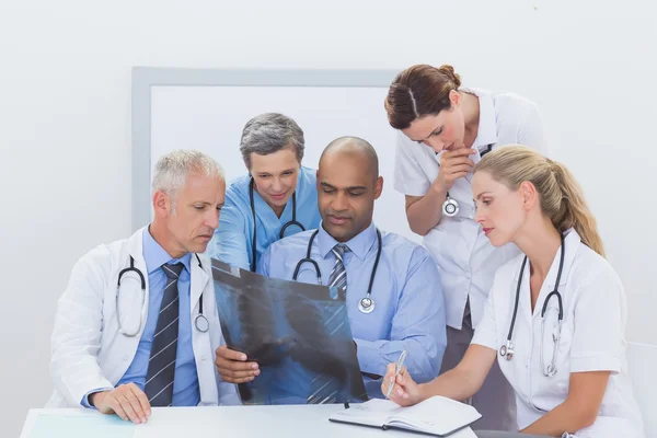 Team of doctors analyzing xray — Stock Photo, Image