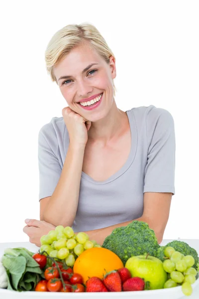 Szőke nő ül a fenti egészséges élelmiszer — Stock Fotó
