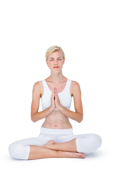 Mujer en forma meditando ojos cerrados —  Fotos de Stock