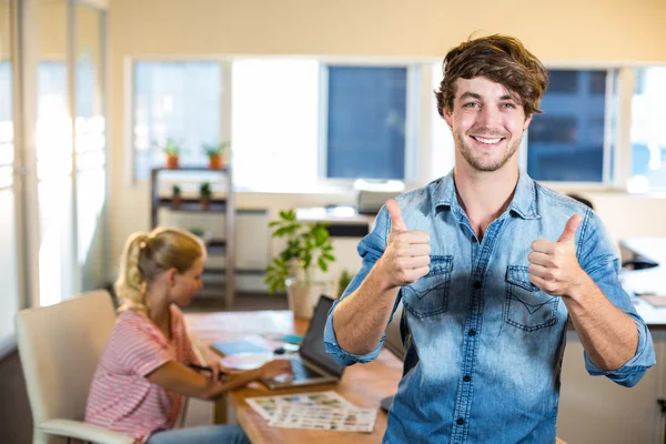 Leende affärsman poserar — Stockfoto