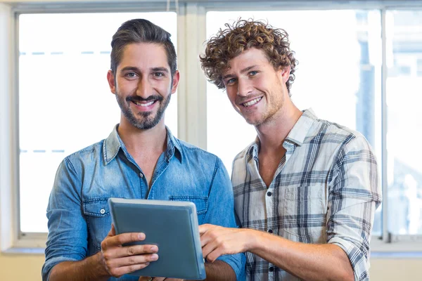 Equipe de negócios olhando para tablet — Fotografia de Stock