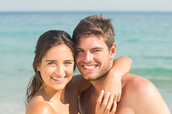 Giovane coppia in spiaggia — Foto Stock