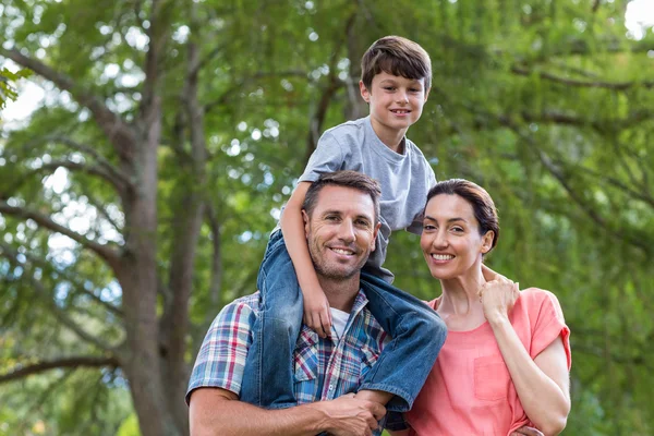 Lycklig familj i parken tillsammans — Stockfoto