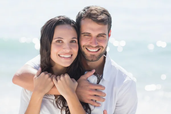 Paar lächelt am Strand — Stockfoto
