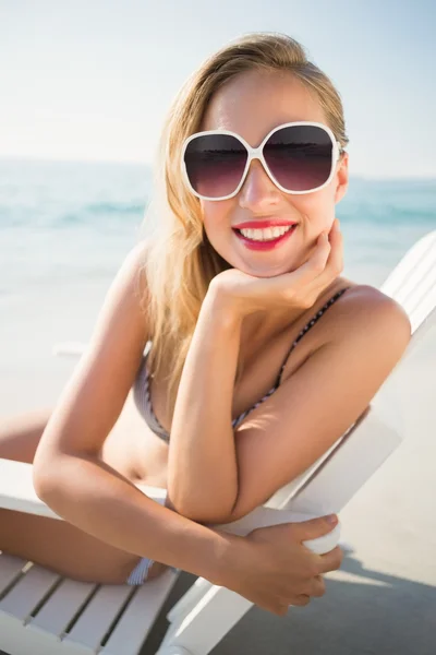 Donna in giornata di sole in spiaggia — Foto Stock