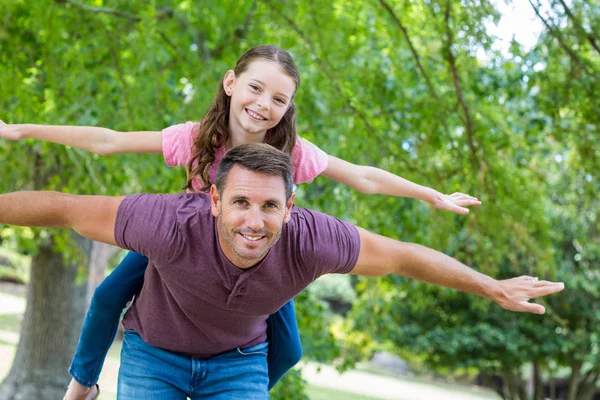 Vader en dochter hebben plezier in het park — Stockfoto