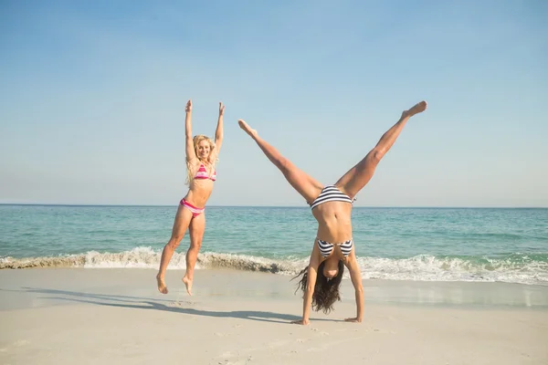 Friends in swimsuits have fun at beach — 图库照片