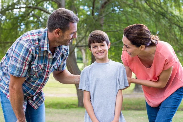 Familjen i parken tillsammans — Stockfoto