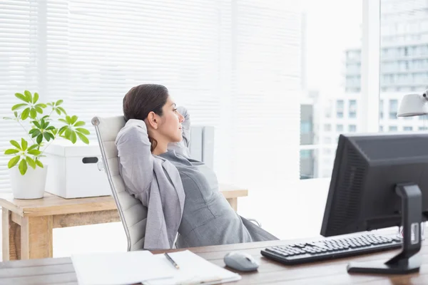 Mujer de negocios relajándose en una silla giratoria —  Fotos de Stock