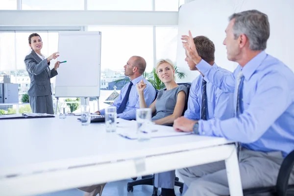 Empresário fazendo perguntas durante a reunião — Fotografia de Stock