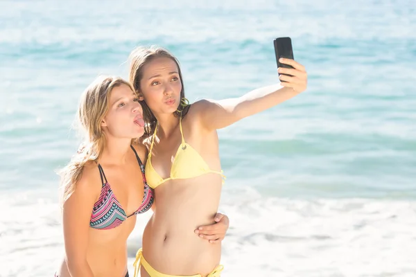 スマート フォンで selfie をやって幸せな友人 — ストック写真