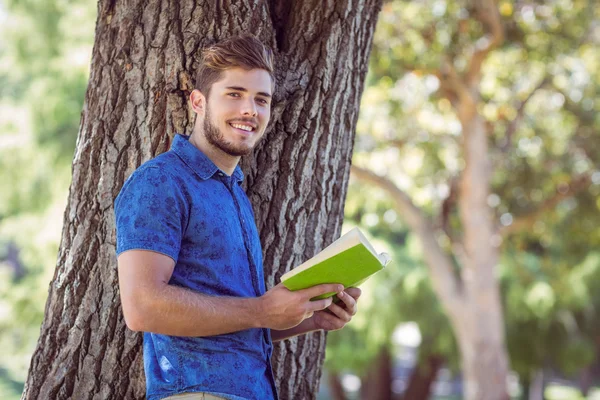 Mladý muž čte knihu — Stock fotografie