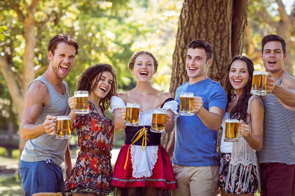 Vrienden roosteren in het park — Stockfoto