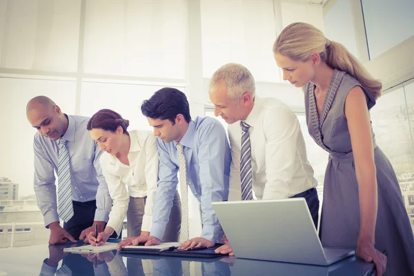 Geschäftsteam bei Besprechung — Stockfoto