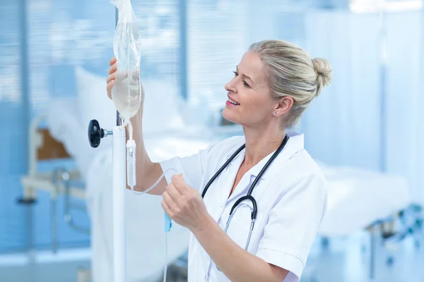 Nurse connecting an intravenous drip — Stock Photo, Image