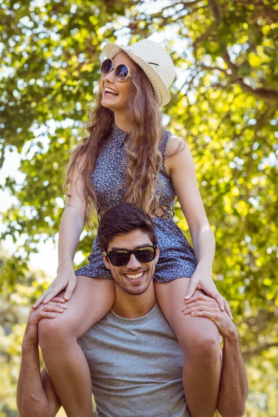 Linda pareja en el parque — Foto de Stock