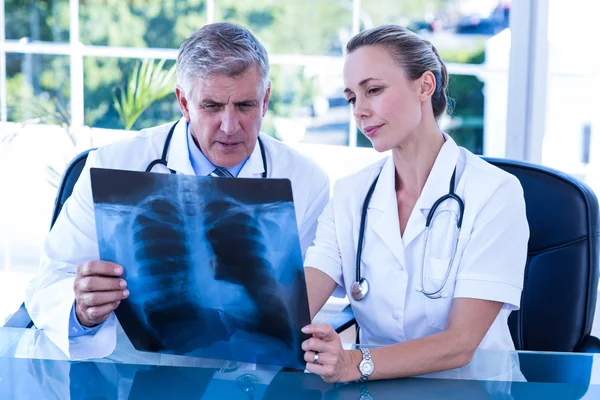 Medizinisches Team untersucht gemeinsam Röntgenbild — Stockfoto