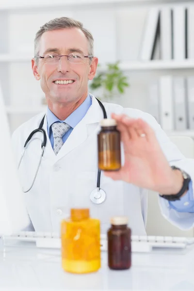 Лікар показує ліки на камеру — стокове фото