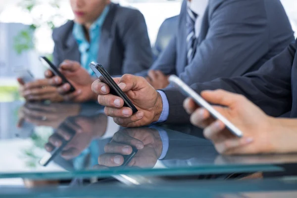Verksamhet team använder sin mobiltelefon — Stockfoto