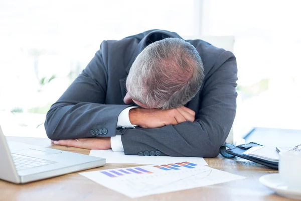 Homme d'affaires fatigué reposant sur le bureau — Photo