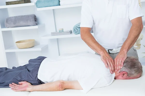 Fisioterapeuta haciendo masaje de cuello a su paciente —  Fotos de Stock