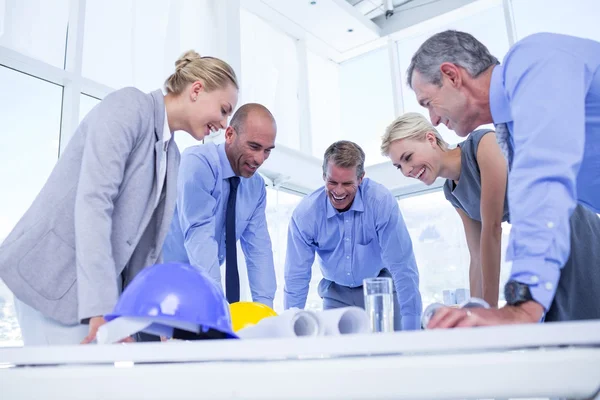 Gente de negocios mirando el plan de construcción —  Fotos de Stock