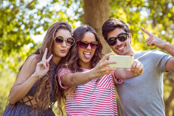 Amigos felices tomando una selfie —  Fotos de Stock