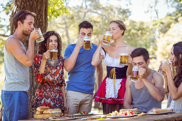 Znajomych do picia w parku — Zdjęcie stockowe