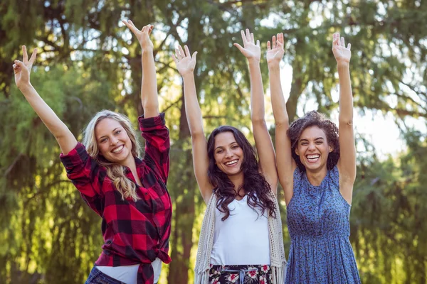 Hipsters felizes no parque — Fotografia de Stock