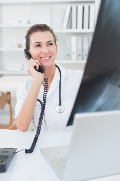 Doctor haciendo una llamada telefónica — Foto de Stock