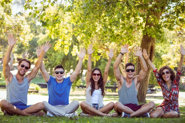 Happy vänner att höja sina händer i parken — Stockfoto