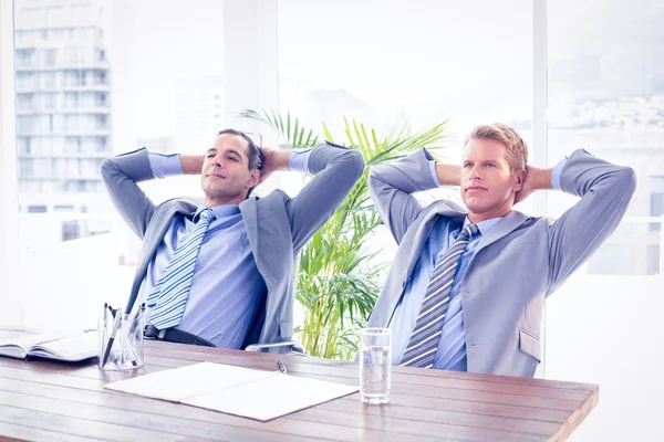 Бізнесмени розслабляються на роботі — стокове фото