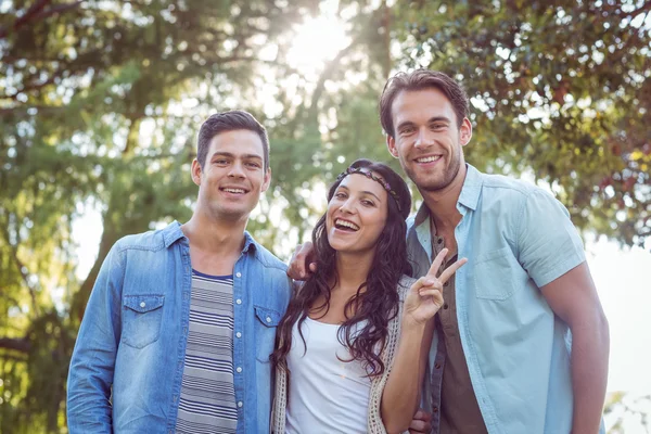 Glückliche Freunde im Park — Stockfoto