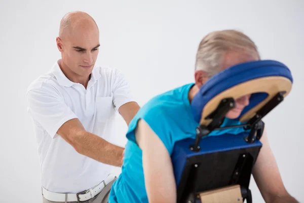 Man met rugmassage — Stockfoto