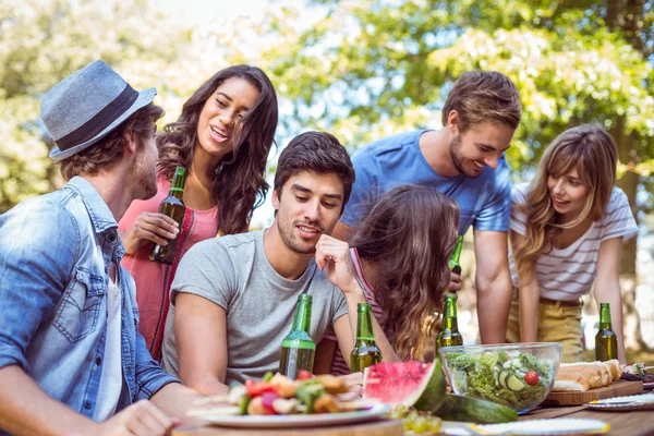 Des amis heureux dans le parc déjeunent — Photo