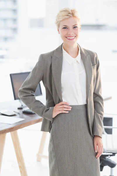 Uśmiechnięta bizneswoman patrząca w kamerę — Zdjęcie stockowe
