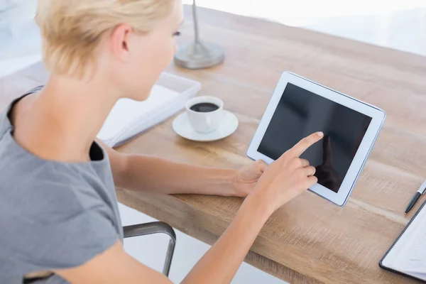 Zakenvrouw die tablet gebruikt — Stockfoto