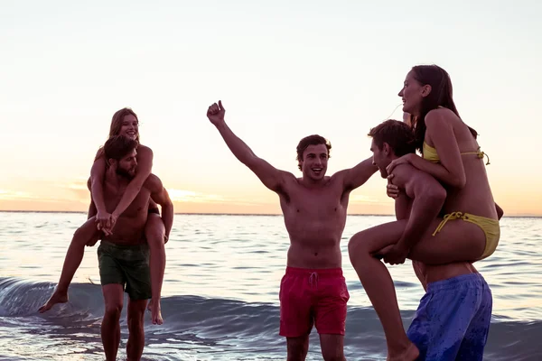 Amigos felizes se divertindo na água — Fotografia de Stock